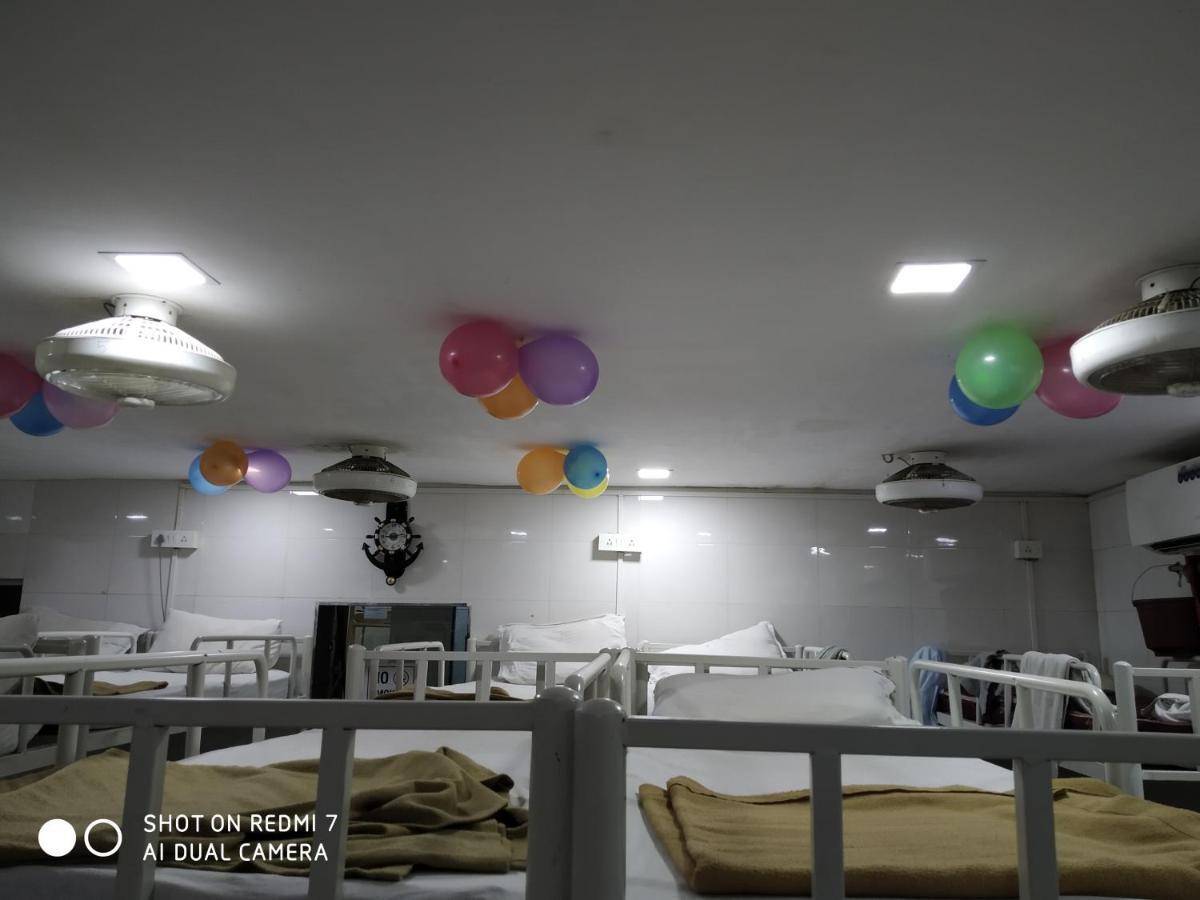 Star Dormitory Bombay Esterno foto